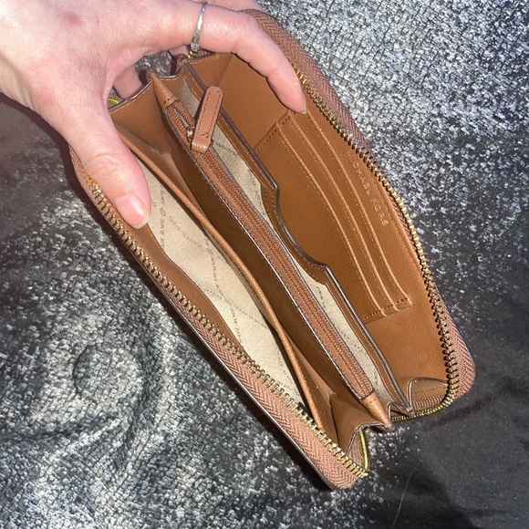 Nice Michael Kors Brown Saffiano Leather Zip Around Wallet! - Picture 6 of 14